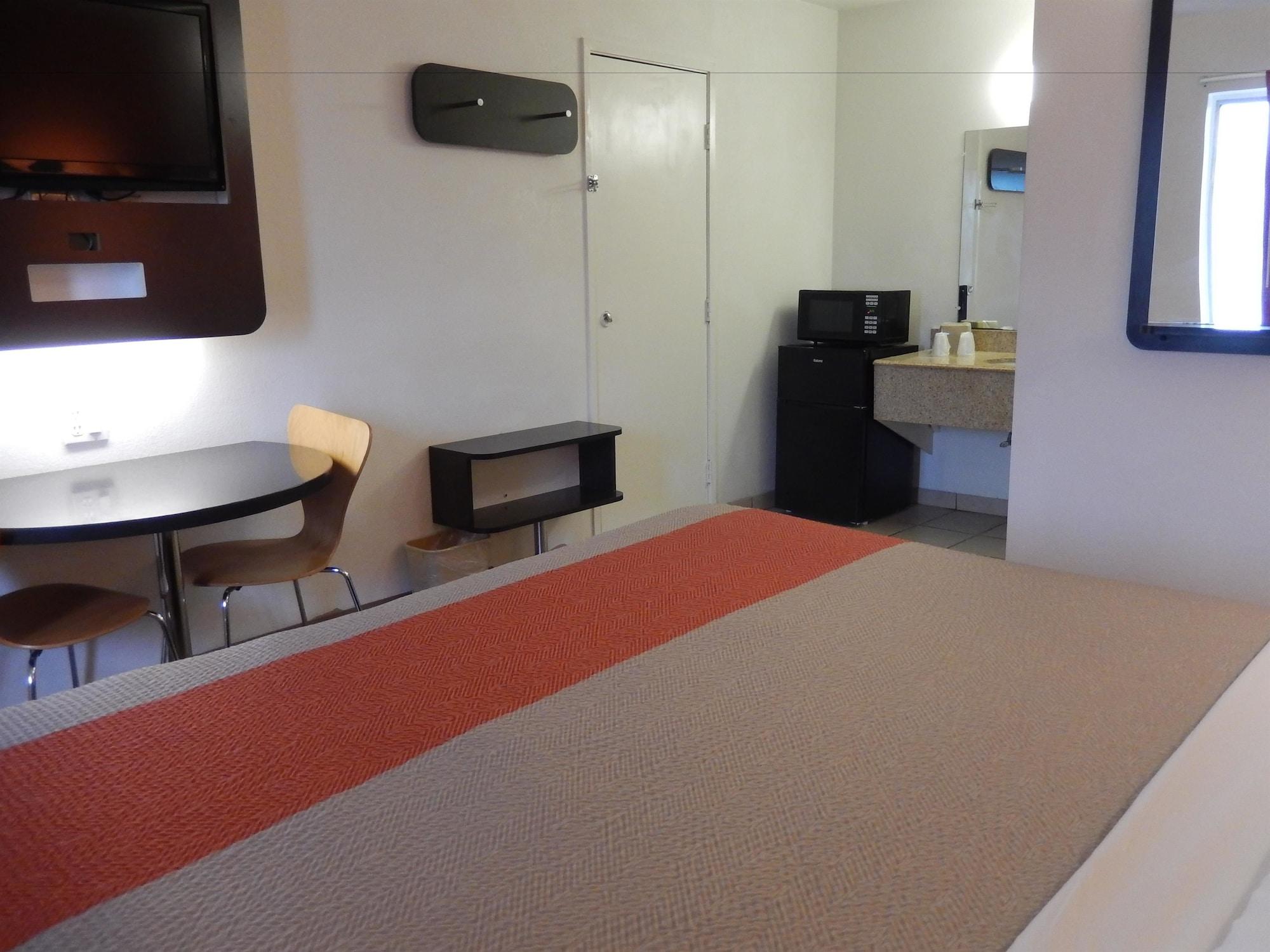 Motel 6-Clute, TX Eksteriør billede