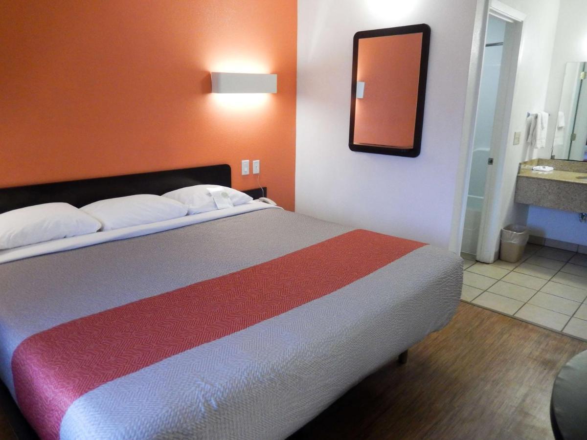 Motel 6-Clute, TX Eksteriør billede