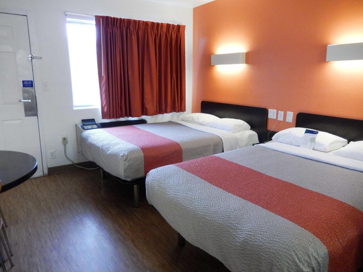 Motel 6-Clute, TX Eksteriør billede