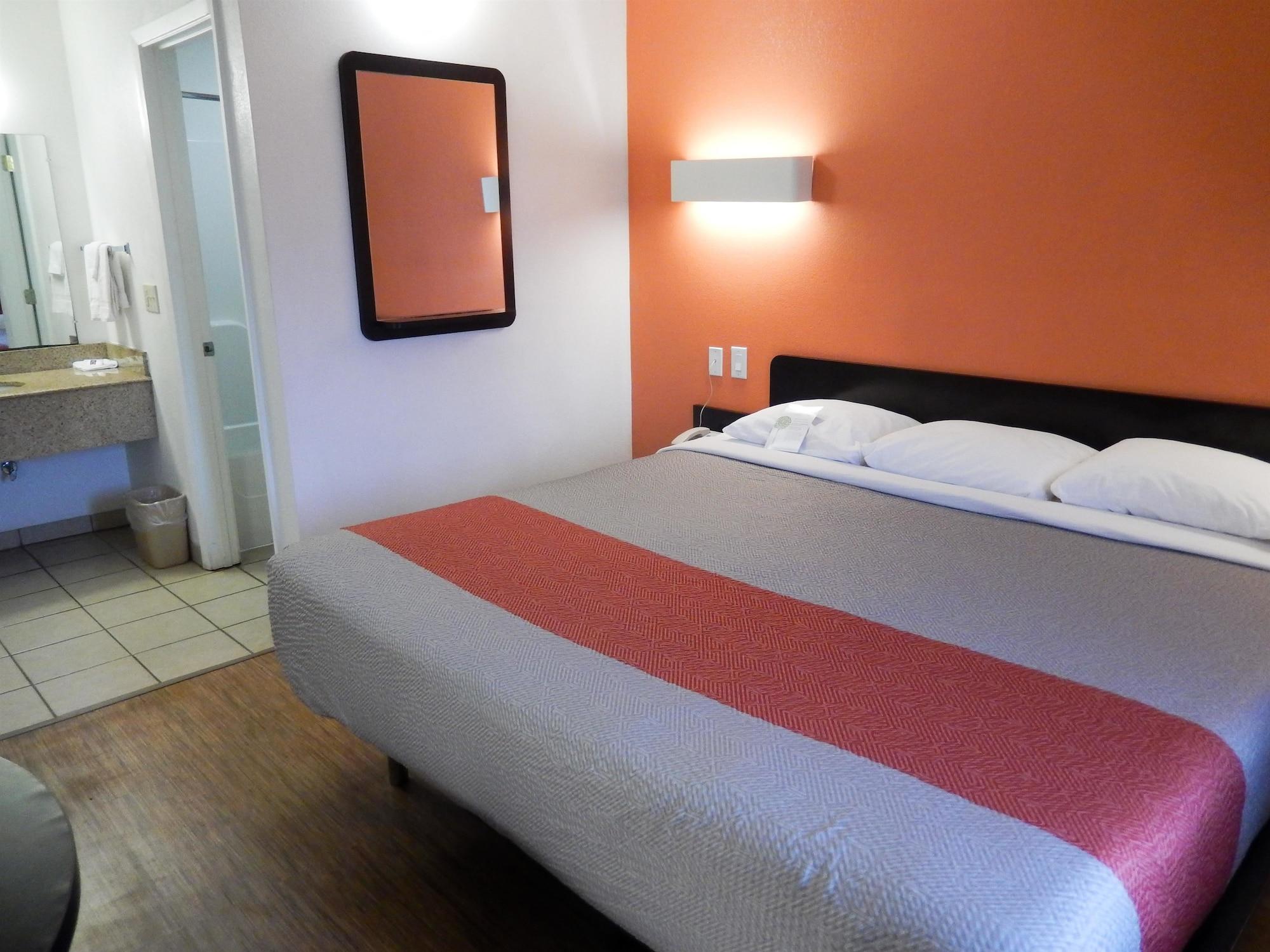 Motel 6-Clute, TX Eksteriør billede