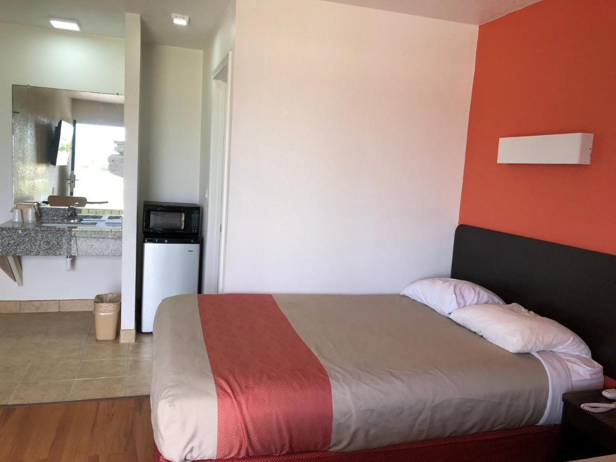 Motel 6-Clute, TX Eksteriør billede