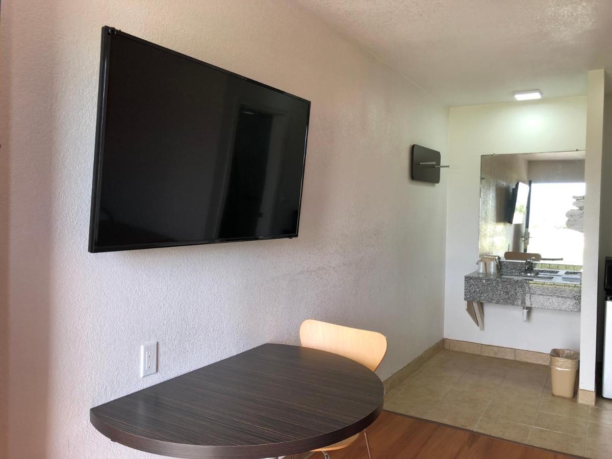 Motel 6-Clute, TX Eksteriør billede